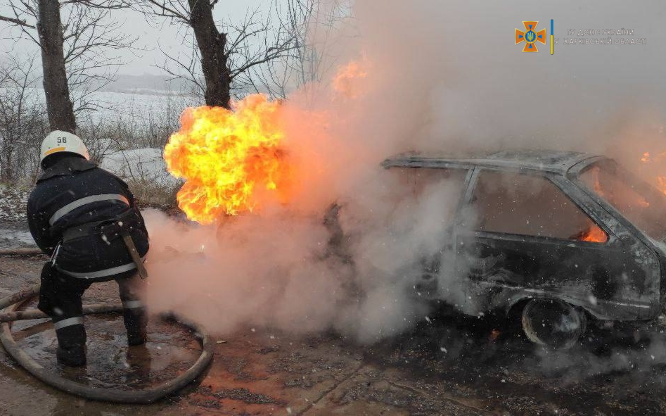 На автодороге в Харьковской области во время движения загорелся автомобиль