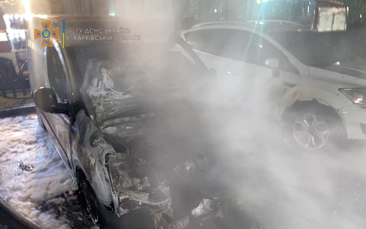 В Харькове спасатели потушили горящий автомобиль