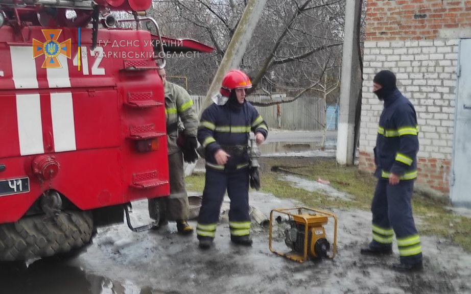 В городе на Харьковщине спасатели откачивали талую воду