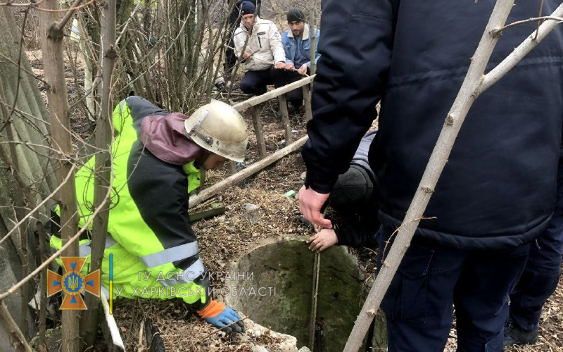 На Харьковщине спасатели вытащили женщину из десятиметрового колодца