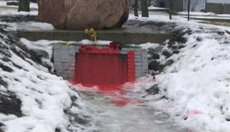 В Харькове неизвестные облили краской памятный знак воинам УПА