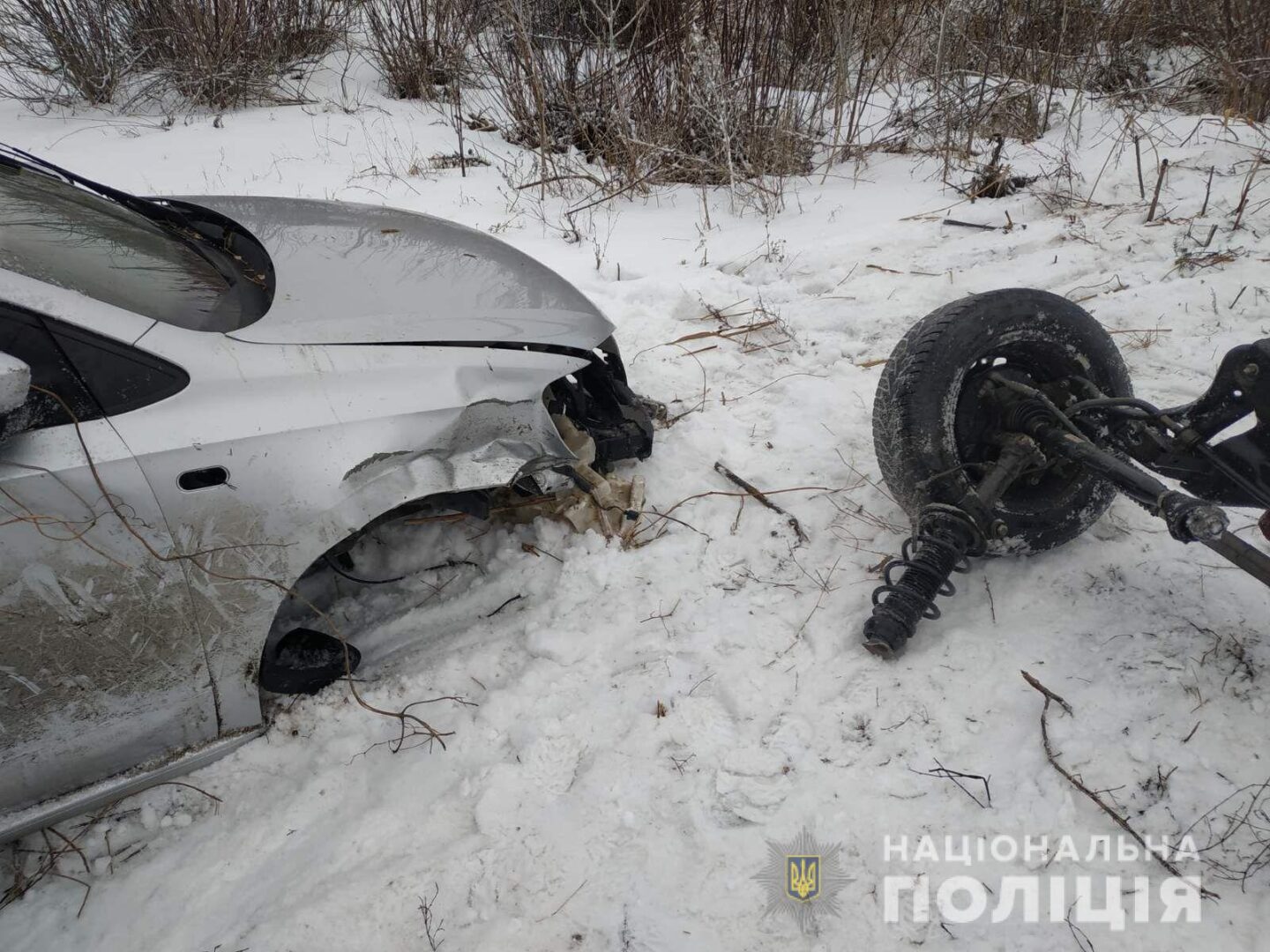 На Харьковщине водитель такси не справился с управлением и вылетел с моста: пострадали три человека