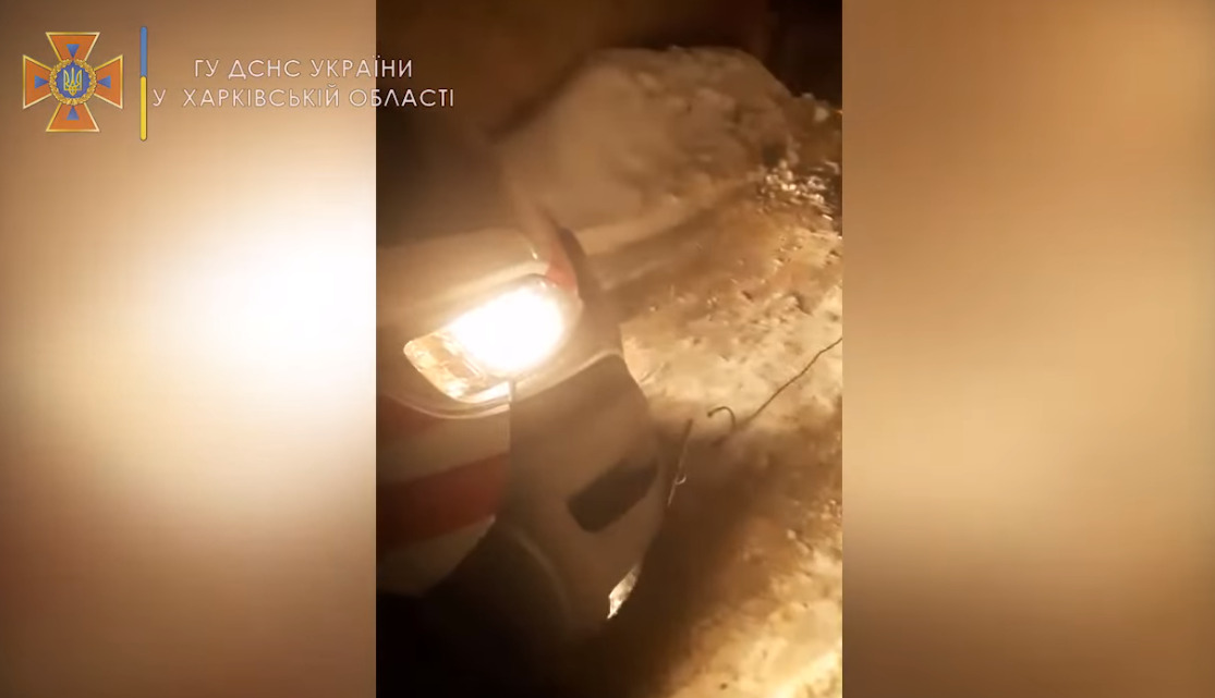 Под Харьковом спасатели помогли карете скорой помощи преодолеть снежный сугроб