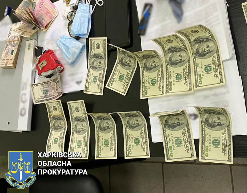 В Харькове бухгалтера государственного предприятия разоблачили на взятке в 1 тысячу долларов США