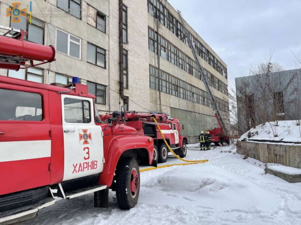 В Харькове горело четырехэтажное здание завода