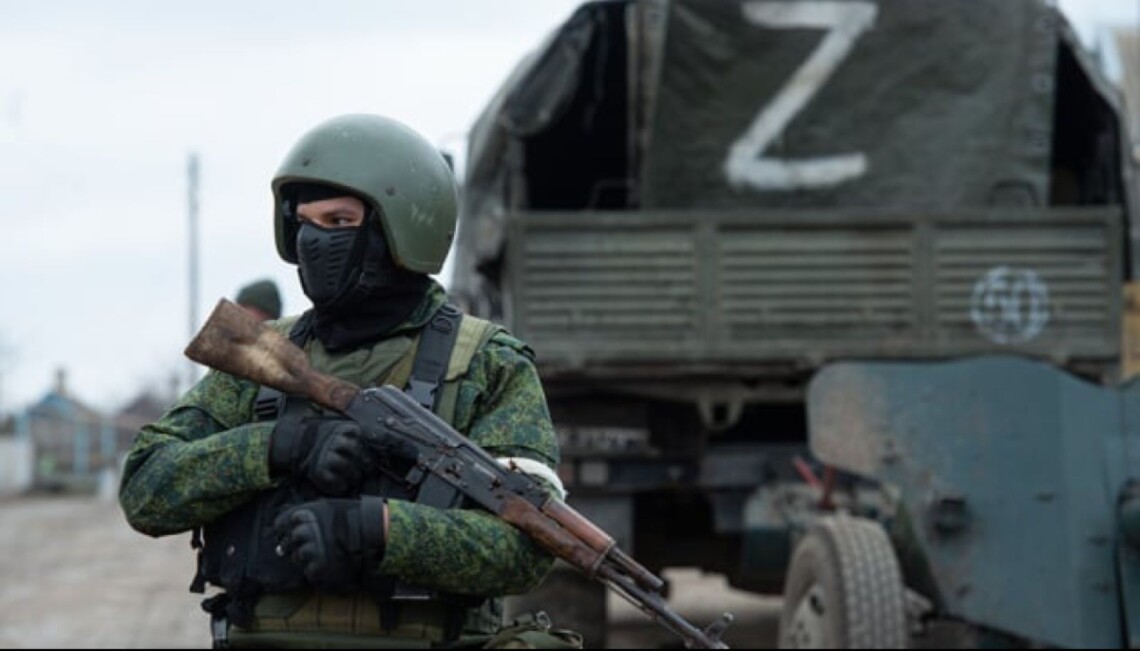 Погрожували розстріляти, якщо потерпілі не віддадуть гроші: підозрюються троє російських військових