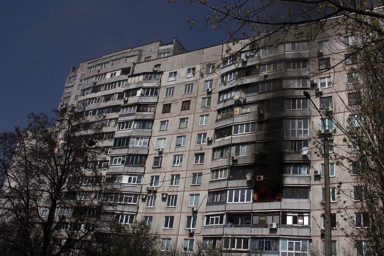 В Харькове в результате обстрелов оккупантов загорелся многоэтажный дом