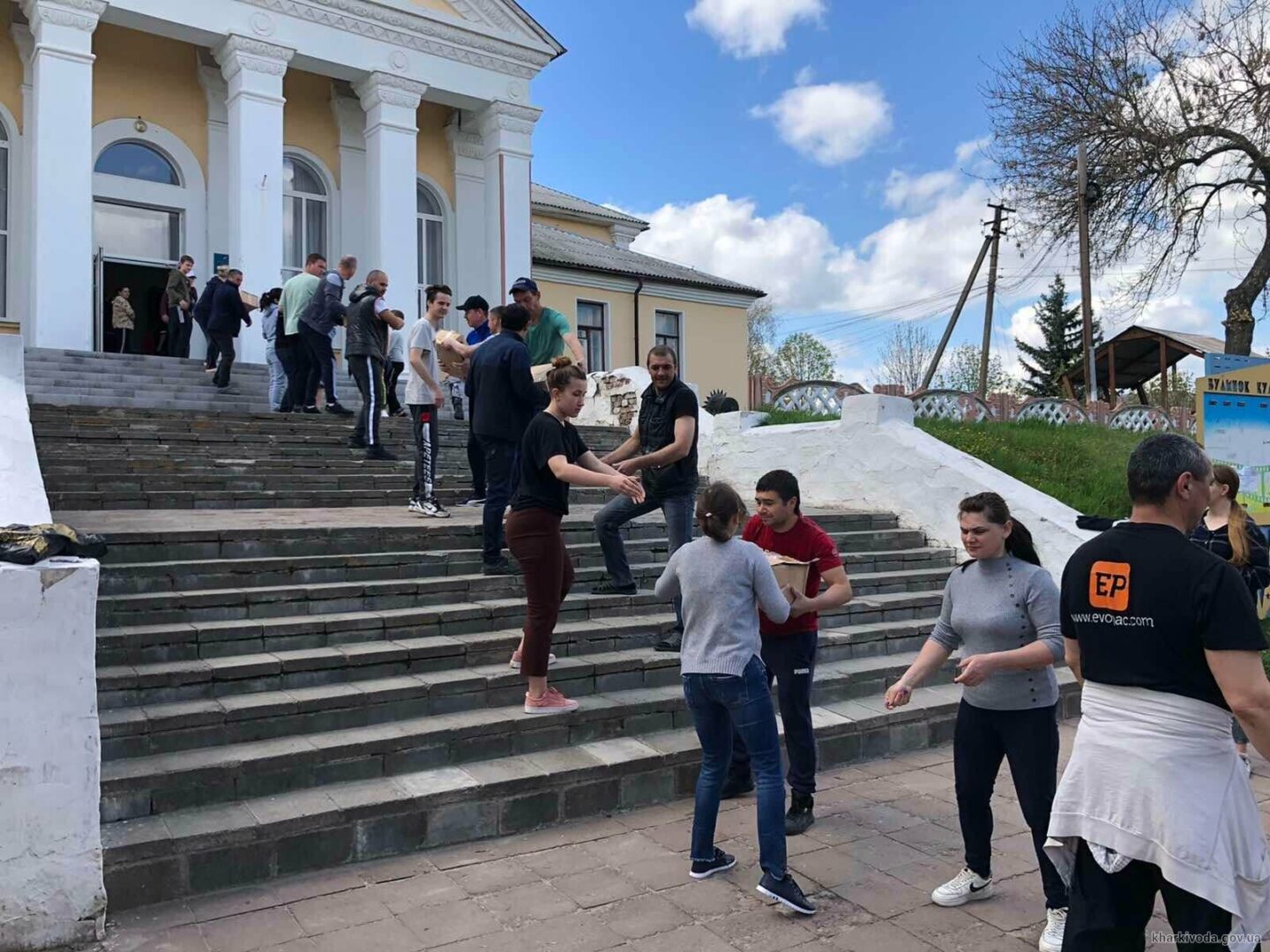 Жители Харькова и области продолжают получать гуманитарную помощь