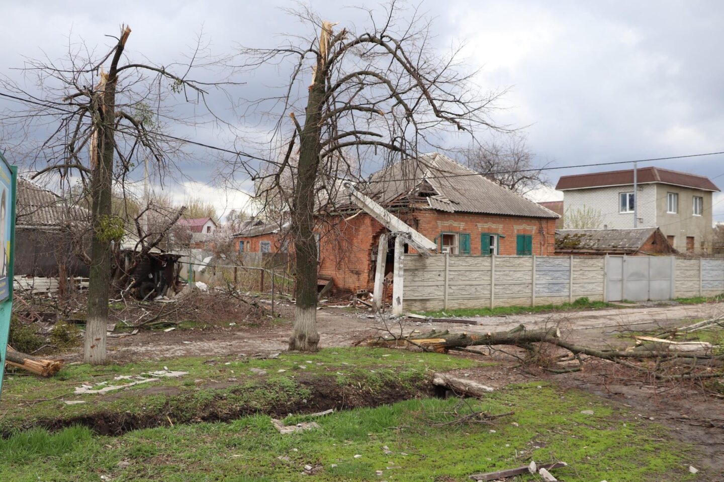 Оккупанты снова обстреляли Дергачи: ранены два человека. Читайте на UKR.NET