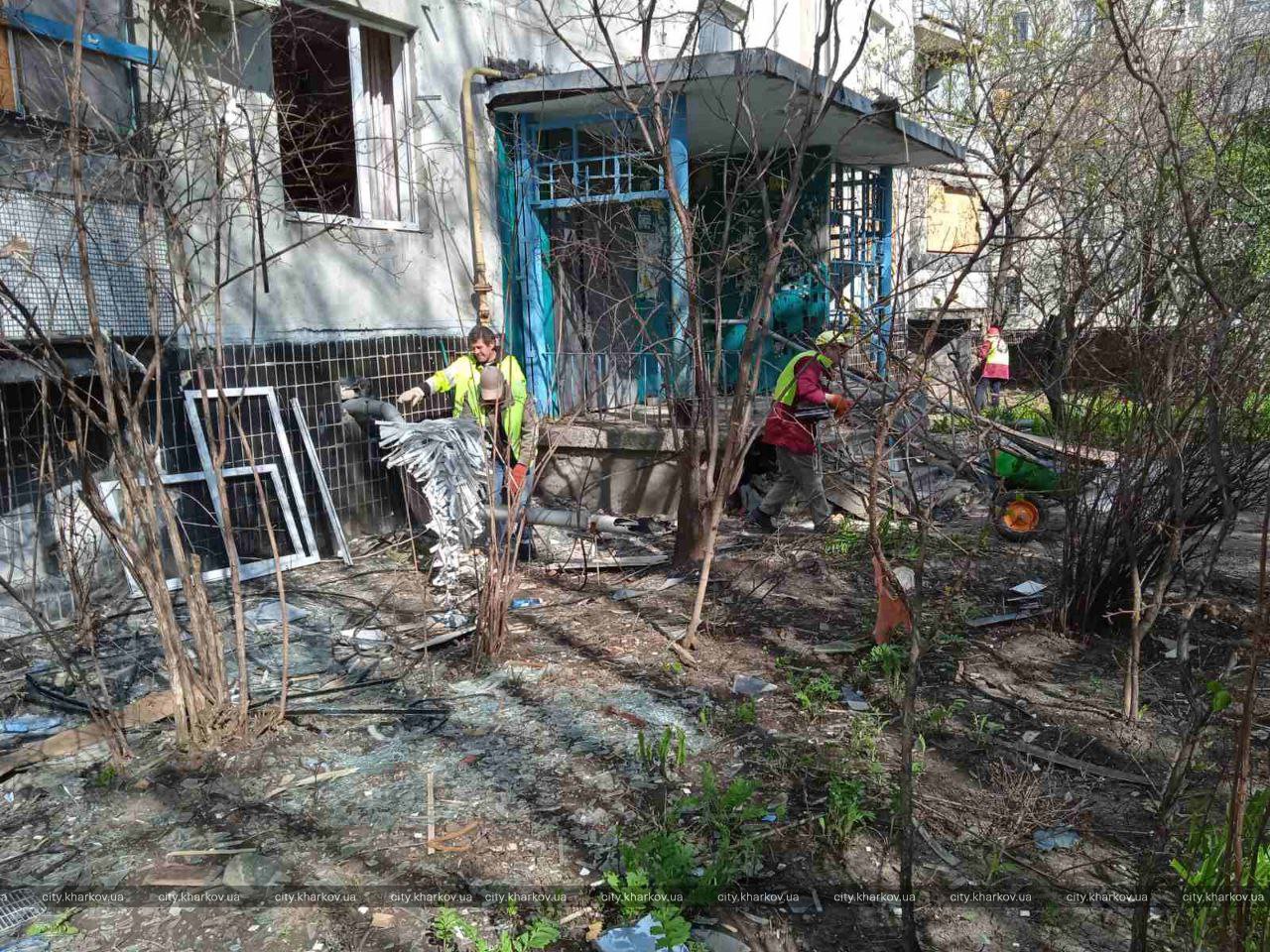 В Харькове более полутысячи дворников наводят порядок после обстрелов