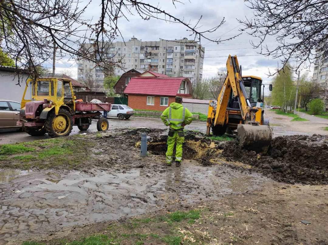 В Харькове над восстановлением водоснабжения работают 18 аварийных бригад