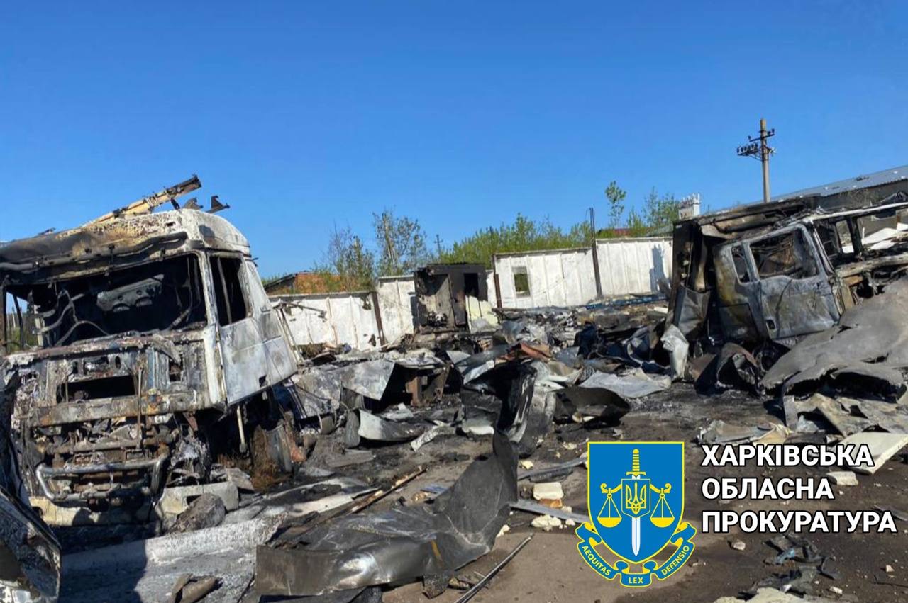 Оккупанты обстреляли Богодухов: сгорели автомобили и нежилое здание