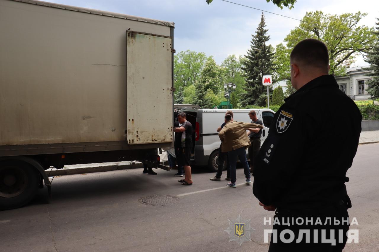 Львовский оборонный кластер передал 100 бронежилетов полицейским Харьковщины