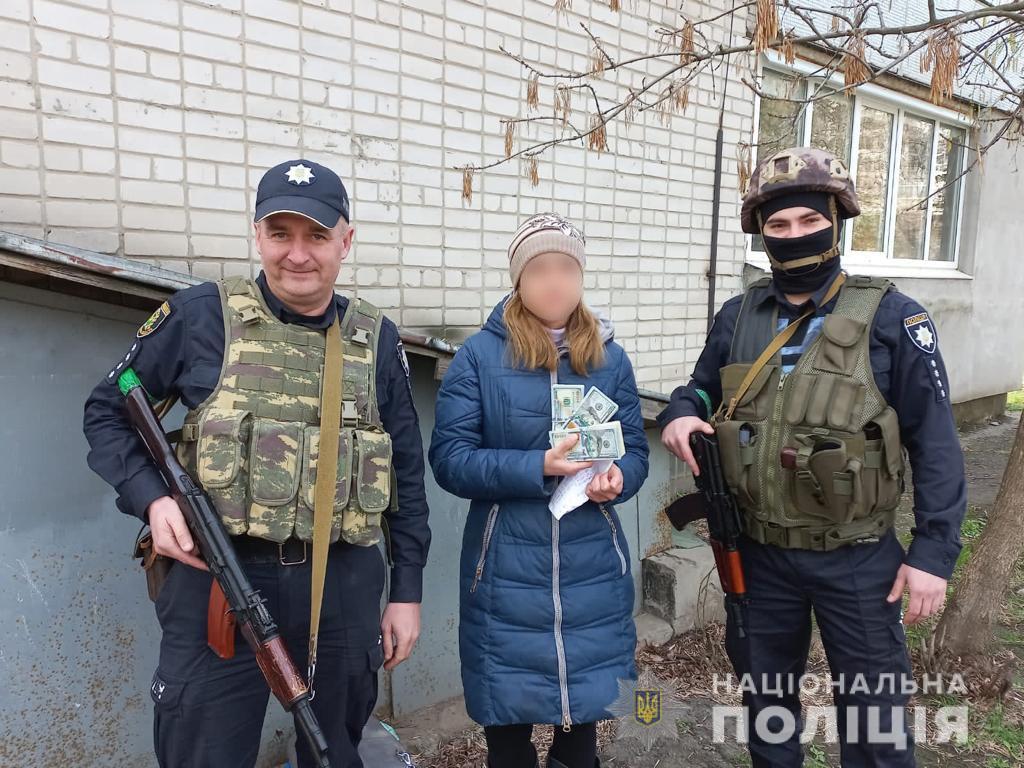 В Харькове мужчина ограбил женщину, пока та скрывалась от обстрелов