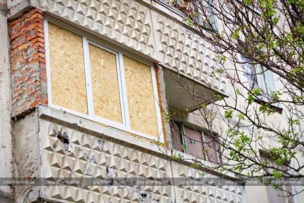 У Харкові ремонтують пошкоджені обстрілами вікна та покрівлі