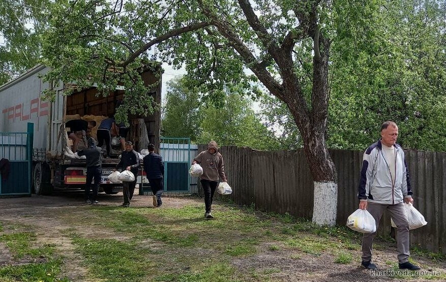 Областной логистический центр продолжает передавать жителям Харькова и области продуктовые наборы