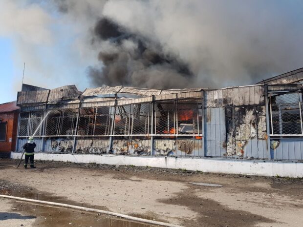 Рятувальники загасили пожежу у торговельному закладі Дергачівської громади