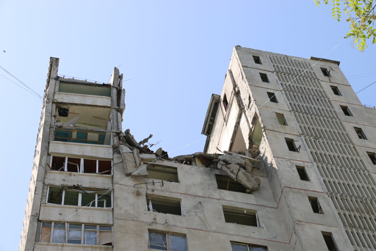 В Харкові з-під завалів 16-поверхівки дістали тіла двох людей