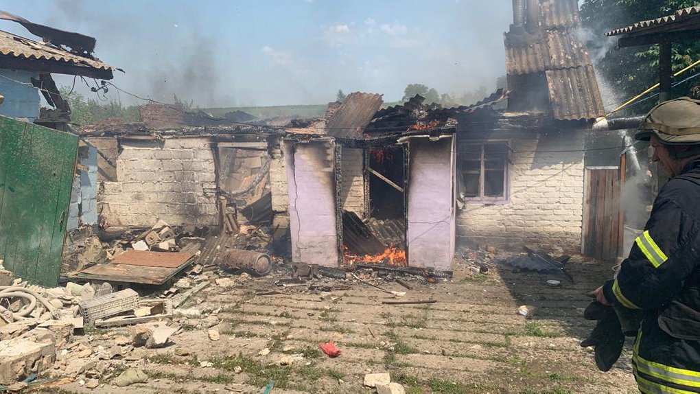 Окупанти понад 10 годин б’ють з артилерії по селищу на Харківщині