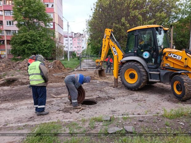 У Харкові ремонтують зруйновані обстрілами водоводи