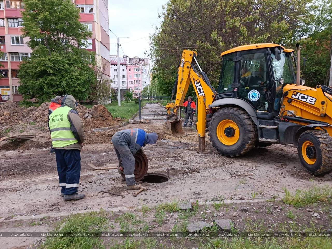 У Харкові ремонтують зруйновані обстрілами водоводи