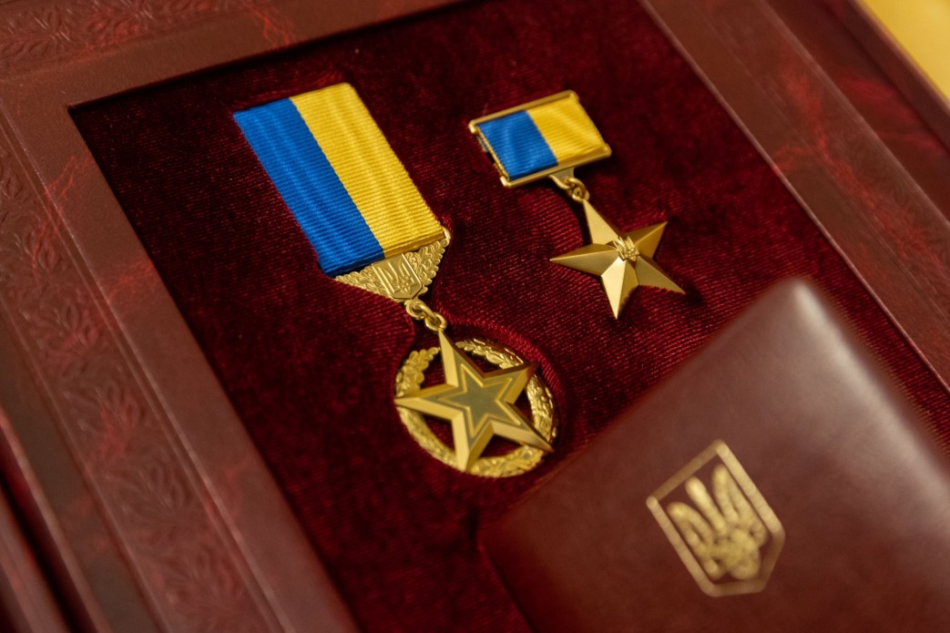 Зеленский вручил ордена «Золотая Звезда» полковнику, который руководил уничтожением противника в окрестностях Харькова