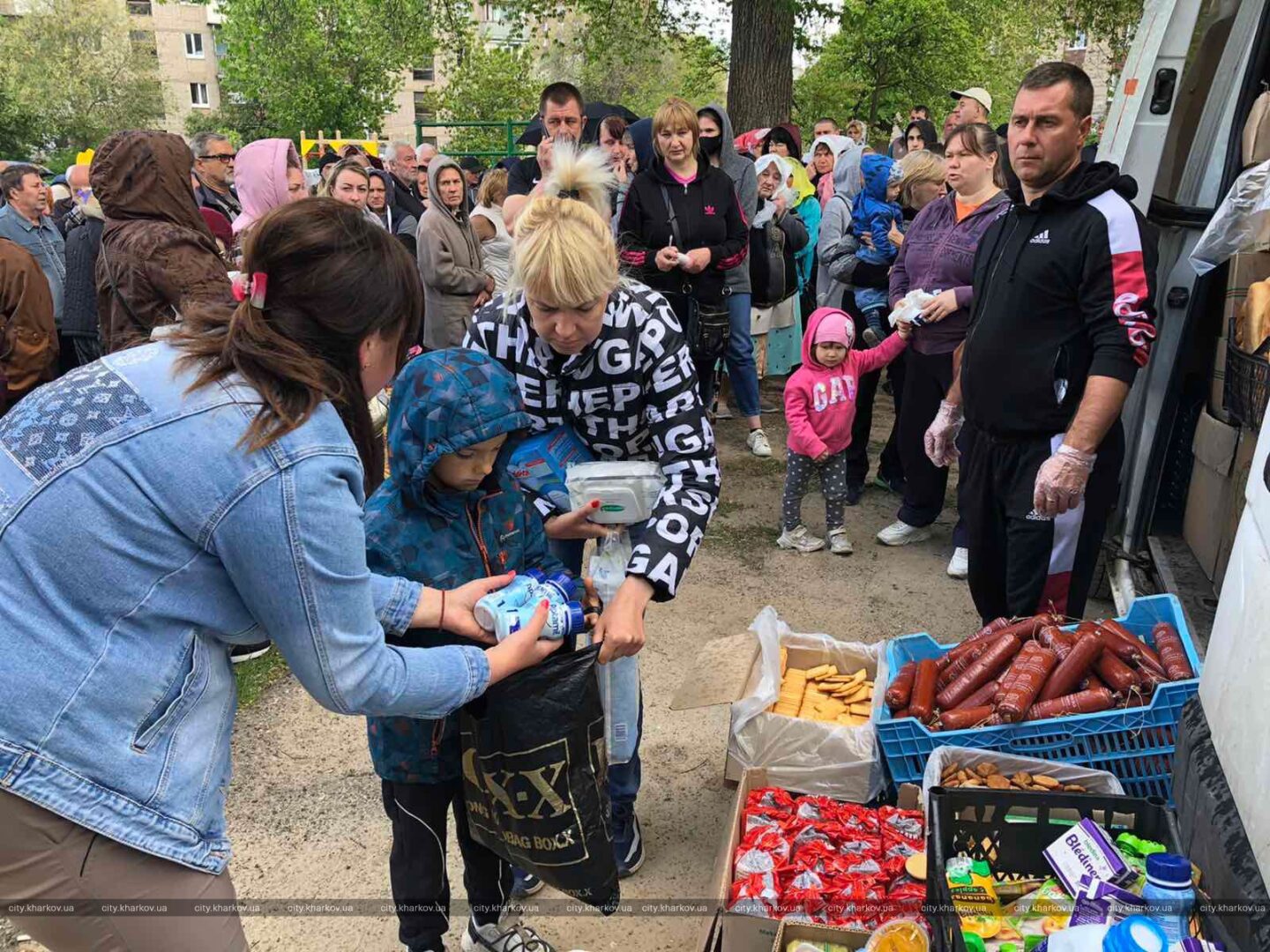 Во всех районах города продолжают раздавать гуманитарную помощь