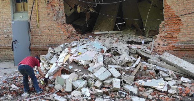 В Харкові волонтери з комунальниками розгрібають завали та допомагають укріпляти блокпости