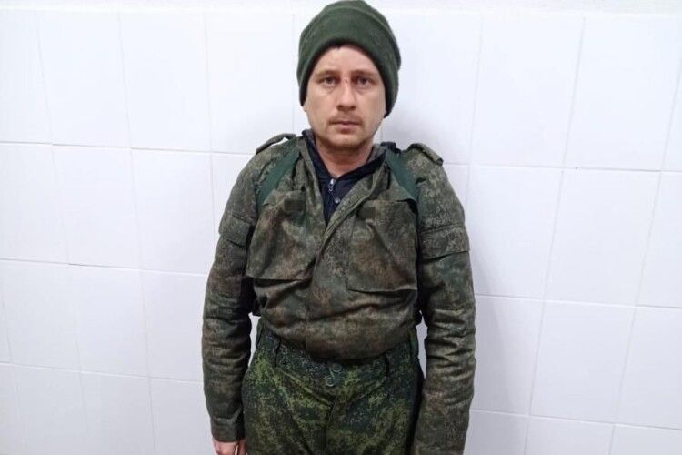 Оккупанты в Боровской ОТГ ходят в заношенной домашней одежде и женских лосинах