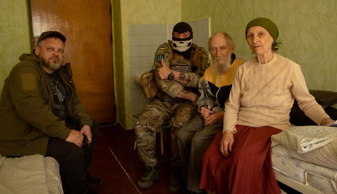 "Бабушка с флагом СССР" клянет оккупантов, потому что они разрушила ее дом