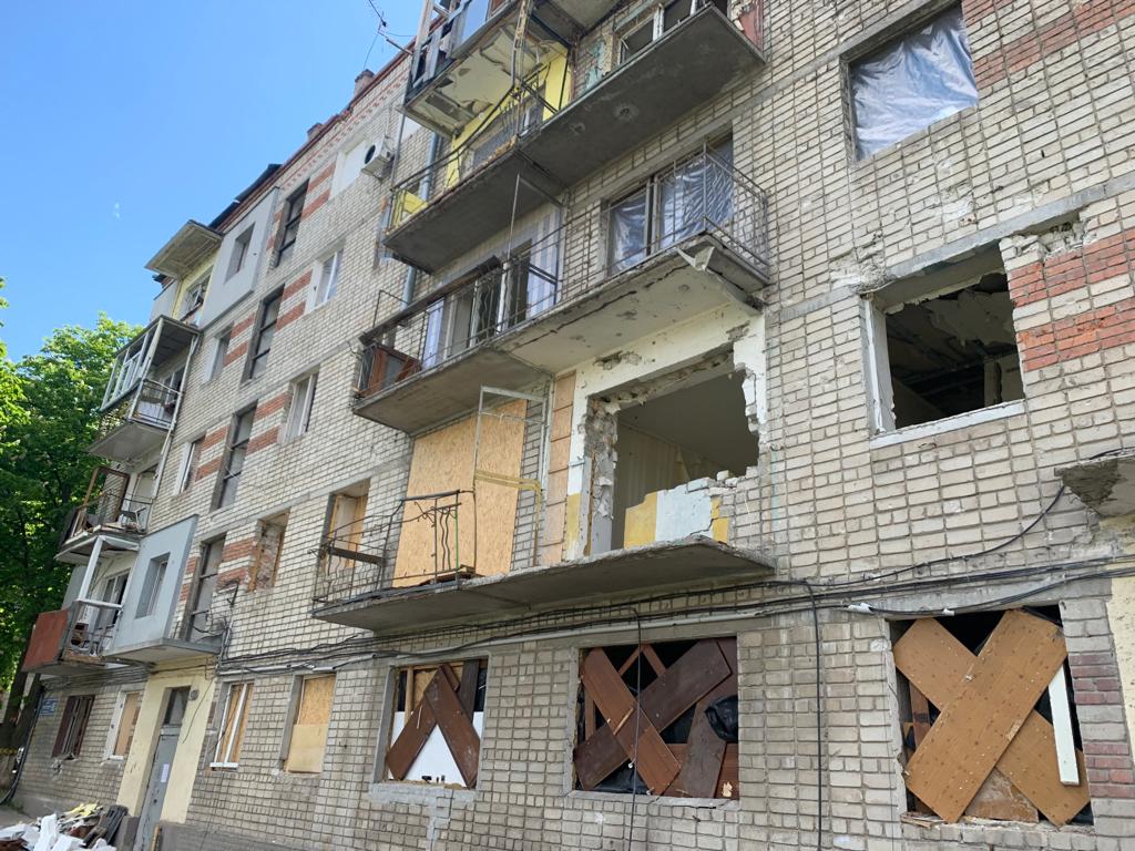 Эксперты решают, подлежит ли восстановлению жилой дом в Новобаварском районе, где после бомбардировки погибли восемь человек