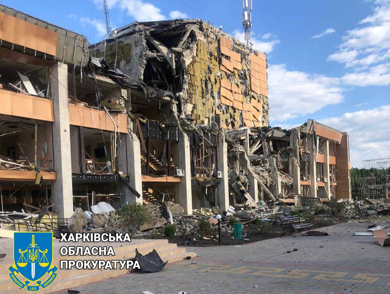 В результате ракетного удара по Лозовой повреждено здание городского дворца культуры и около 10 многоэтажек