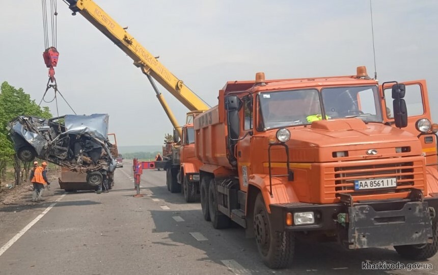 З державних доріг Харківської області прибирають автомобілі, розбиті обстрілами окупантів