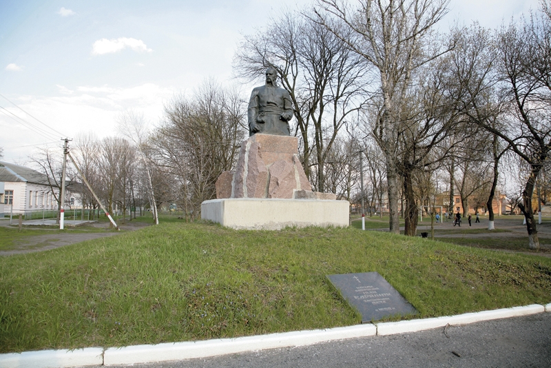 Полицейские вернули флаг Украины к памятнику казаку Барвинку
