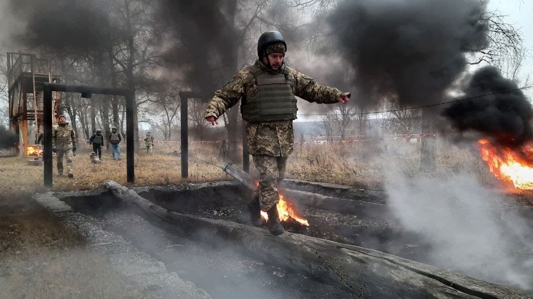 "Маємо право вручати у громадських місцях": комісар терцентру Харківщини — про повістки на вулицях