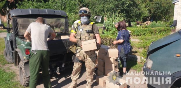 Поліцейські доставляють гуманітарну допомогу у найвіддаленіші куточки звільнених територій Харківщини