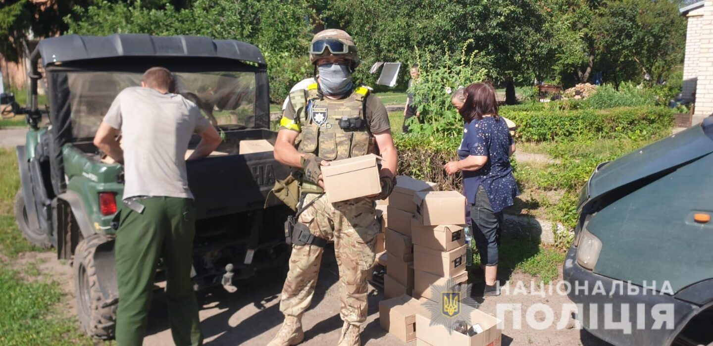 Поліцейські доставляють гуманітарну допомогу у найвіддаленіші куточки звільнених територій Харківщини