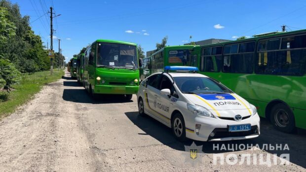 Поліцейські евакуювали більше 1300 жителів Харківщини з окупованої території