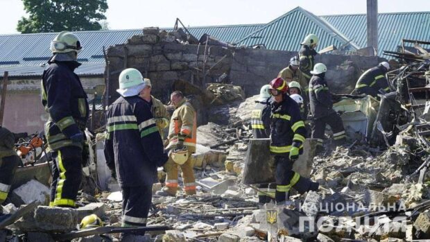 Поліція Харкова задокументувала наслідки обстрілу окупантами цивільних об’єктів в Новобаварському районі