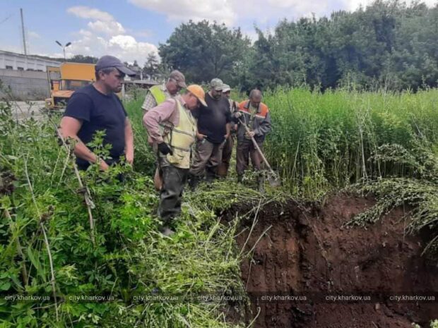В Індустріальному районі усувають пошкодження на водоводах
