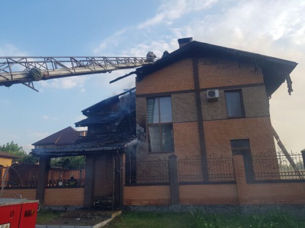 У Малоданилівській ОТГ під Харковом горіли два котеджі внаслідок обстрілів окупантів