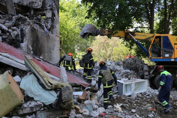 На Салтівці розбирали завали у пошкодженому обстрілами дев'ятиповерховому житловому будинку