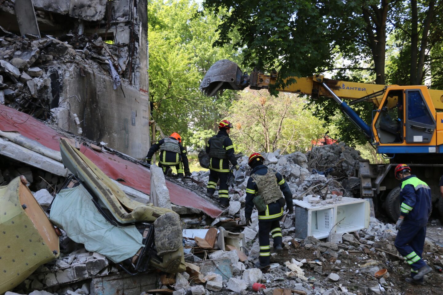 На Салтівці розбирали завали у пошкодженому обстрілами дев'ятиповерховому житловому будинку