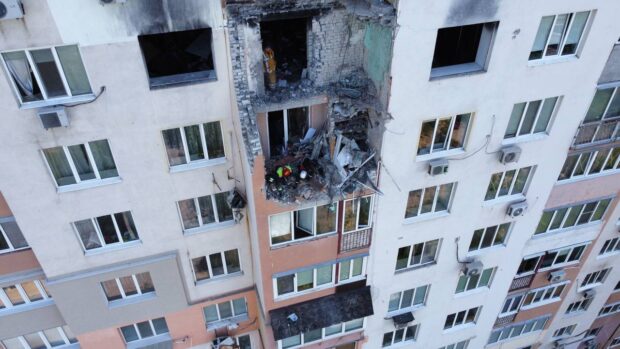 На Салтівці рятувальники разом з канадськими колегами продовжили розбирати завали у пошкодженій обстрілами багатоповерхівці