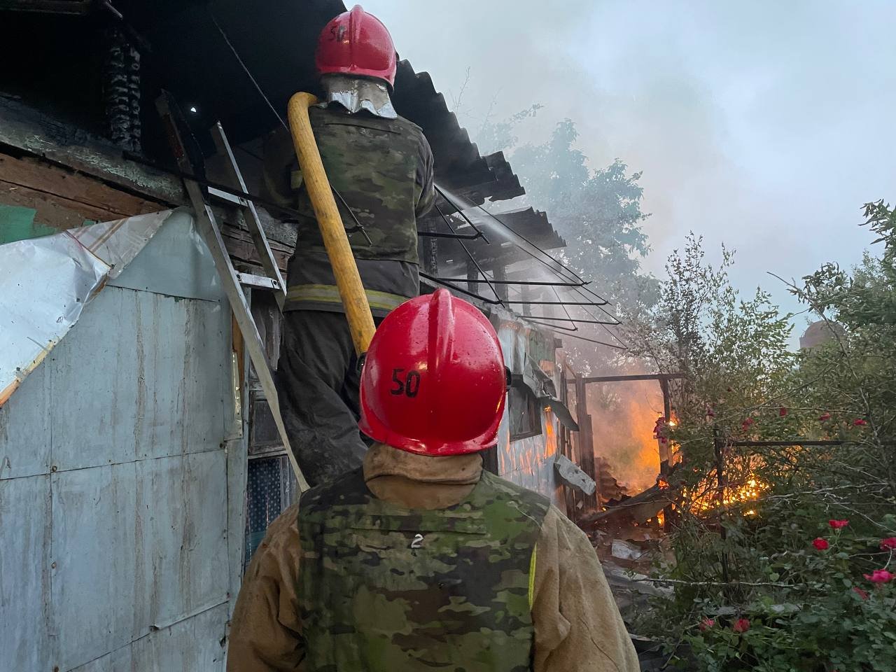 Окупанти обстріляли Чкаловську громаду на Харківщині: четверо людей загинули під завалами — ДСНС
