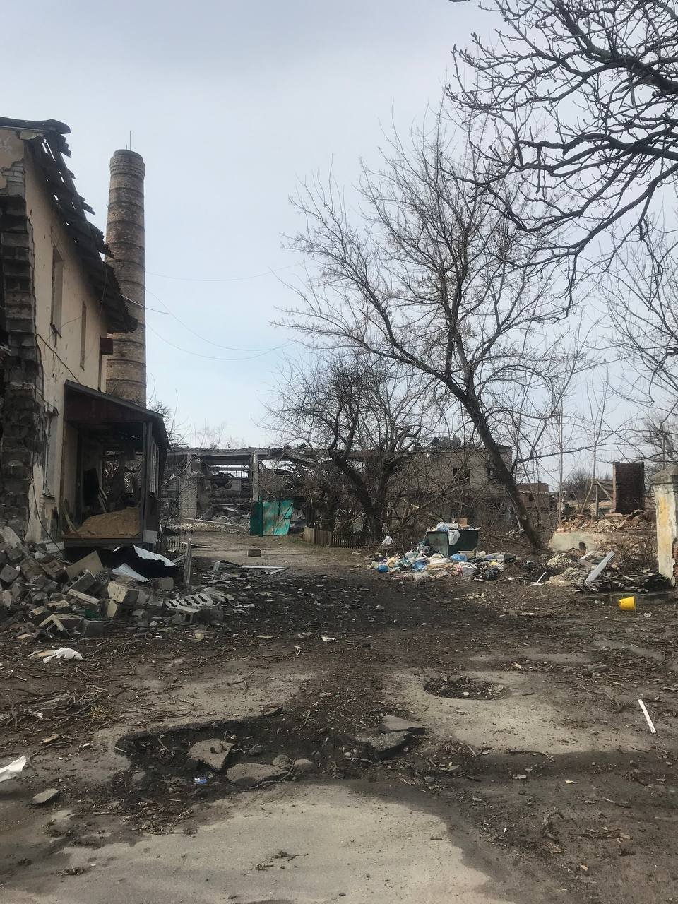 В Ізюмському районі окупанти КамАЗами вивозять награбоване у місцевих жителів майно