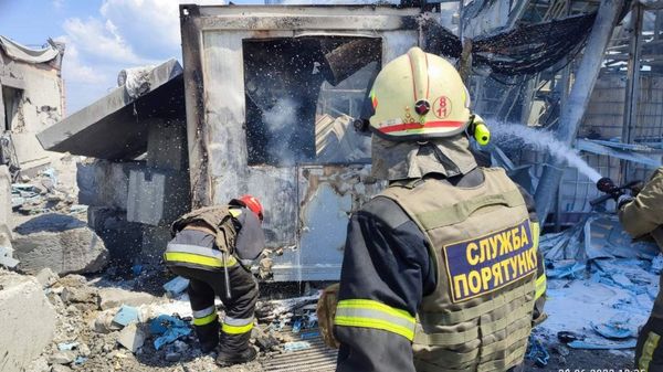 Рятувальники ліквідували пожежу в Індустріальному районі, спричинену ворожими обстрілами: кількість жертв збільшилася