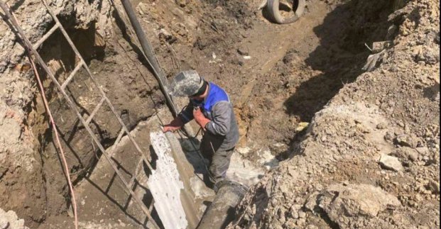 У Київському районі відновлюють пошкоджені обстрілами водоводи