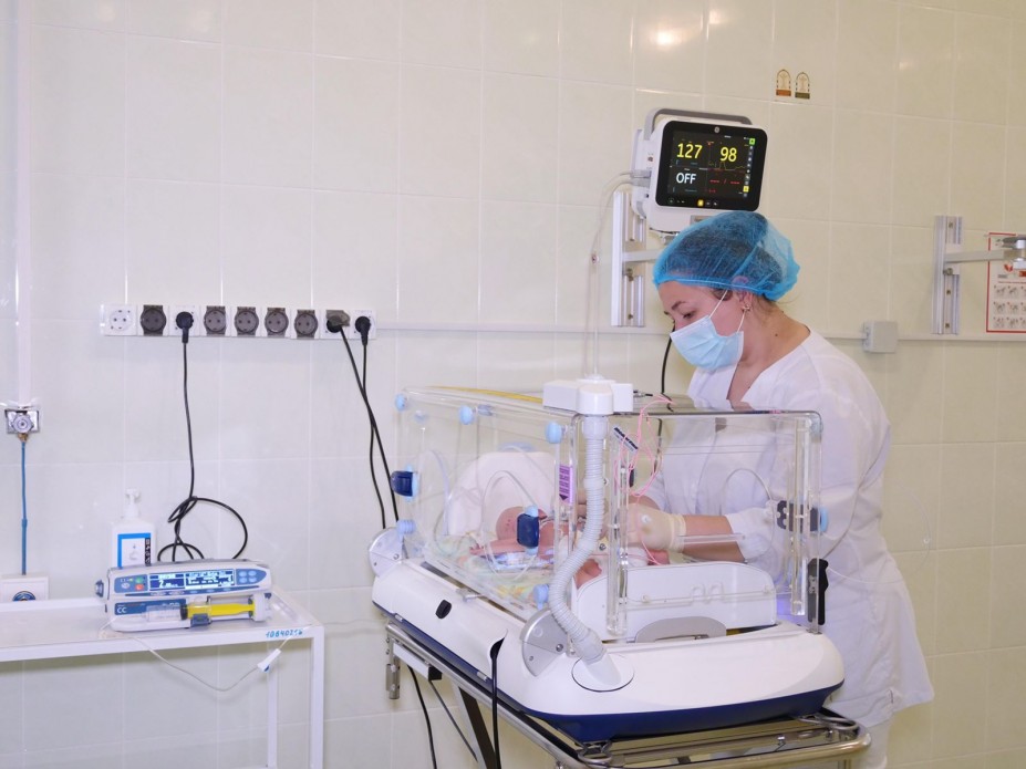 У Харківську обласну клінічну лікарню передали інкубатори з безперебійним живленням для виходжування новонароджених