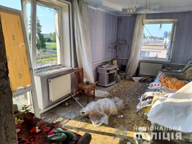 В результаті ворожого обстрілу пошкоджені житлові будинки в селищі Золочів на Харківщині